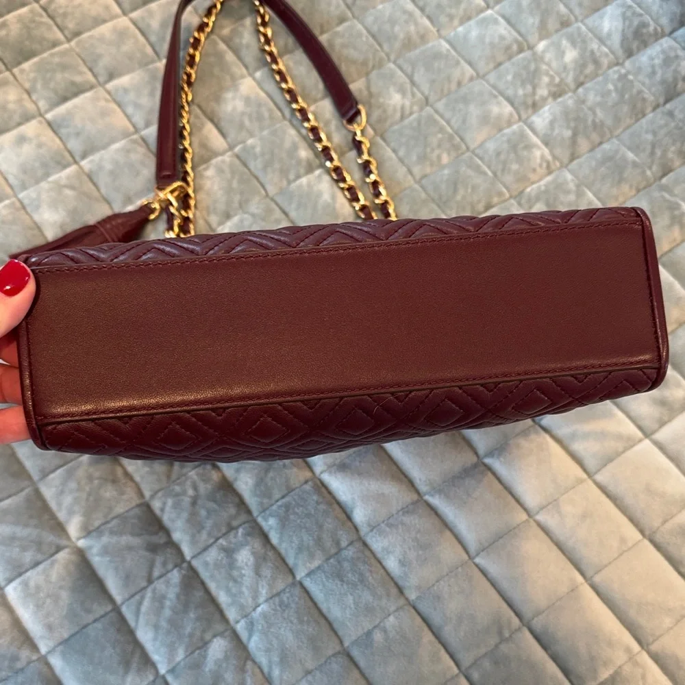 Tory Burch Elegant Burgundy Quilted Shoulder Bag with adjustable strap - Picture 5 of 14